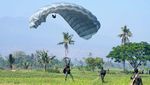 Penerjun Multinasional dan TNI Menari di Langit Banongan