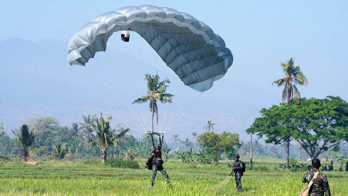 Penerjun Multinasional dan TNI 'Menari' di Langit Banongan Dengan menggunakan helikopter CH-47 Chinook milik Angkatan Darat Amerika Serikat, puluhan pasukan penerjun melaksanakan terjun bebas militer atau military free fall sebagai bagian dari latihan gabungan bersama Super Garuda Shield 2024 bertempat di Banongan Situbondo Jawa Timur, Senin (2/9/2024).