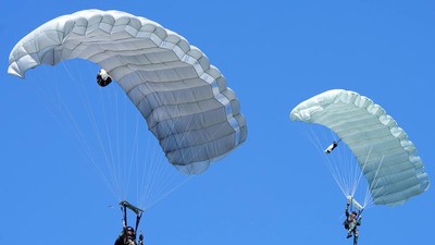 Penerjun Multinasional dan TNI Menari di Langit Banongan
