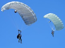 Penerjun Multinasional dan TNI Menari di Langit Banongan