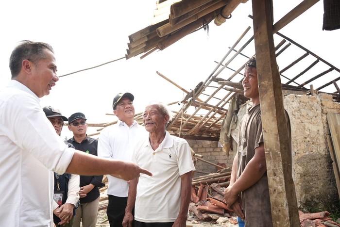 Penjabat Gubernur Jawa Barat Bey Machmudin meninjau lokasi yang porak-poranda akibat bencana alam puting beliung di Desa Cimayang, Kecamatan Pamijahan, Kabupaten Bogor, Selasa (3/9/2024).
