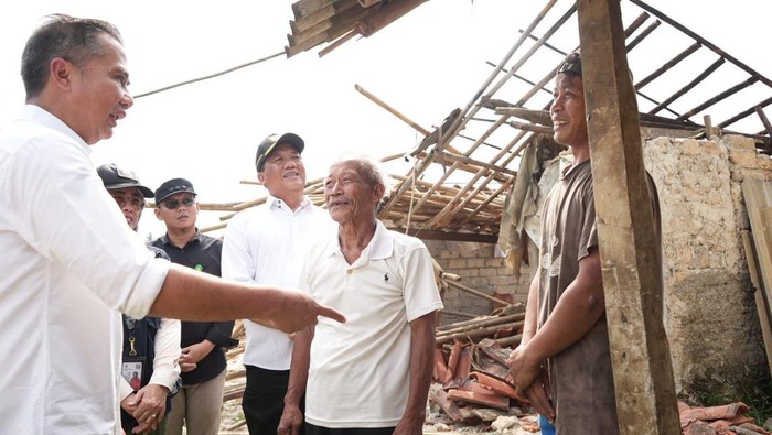 Penjabat Gubernur Jawa Barat Bey Machmudin meninjau lokasi yang porak-poranda akibat bencana alam puting beliung di Desa Cimayang, Kecamatan Pamijahan, Kabupaten Bogor, Selasa (3/9/2024).