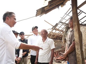 Bey Tinjau TKP Bencana Puting Beliung di Bogor, Ingatkan Warga Waspada