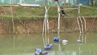 Pekerja mengecek pipa pada penampung air di kawasan Sepaku, Penajam Paser Utara, Kalimantan Timur, Sabtu (31/8/2024).  