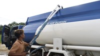 Pekerja mengisi air bersih pada mobil tanki milik konsumen di kawasan Sepaku, Penajam Paser Utara, Kalimantan Timur, Sabtu (31/8/2024).  