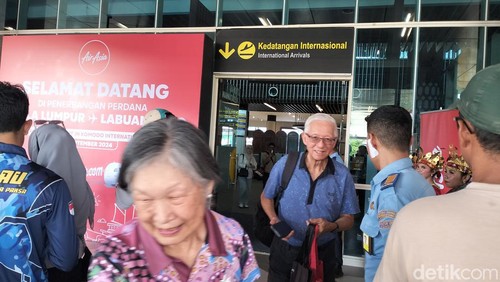Penumpang rute penerbangan internasional pertama tiba di Bandara Internasional Komodo, Labuan Bajo, Manggarai Barat, Nusa Tenggara Timur (NTT), Selasa (3/9/2024). (Foto: Ambrosius Ardin/detikBali)