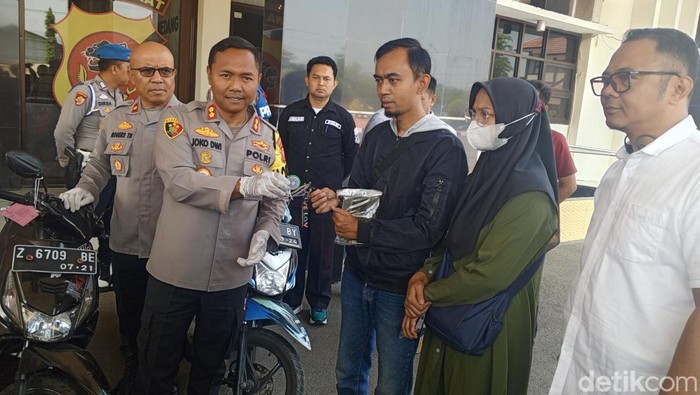 Penyerahan kendaraan sepeda motor milik Totom di Mapolres Sumedang.