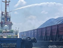 Kapal Tongkang Terbakar di Perairan Bangka Barat, Pemadaman Masih Berlangsung