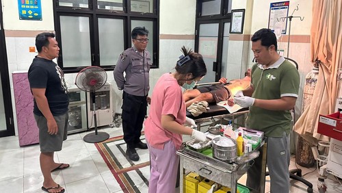 Petugas IGD Puskesmas Nusa Penida II melakukan penanganan terhadap WN Polandia yang coba bunuh diri, Selasa (3/9/2024). (Dok Polsek Nusa Penida)