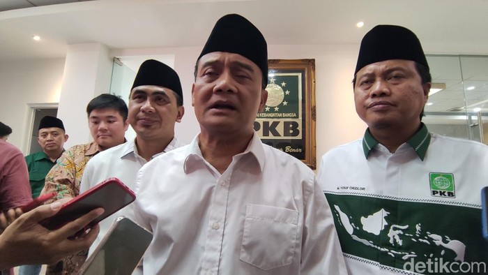 Pasangan calon Ahmad Luthfi dan Taj Yasin Maimoen ketika menghadiri konsolidasi pemenangan di DPW PKB Jateng, Semarang, Selasa (3/9/2024).