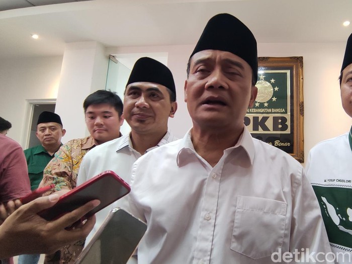 Pasangan calon Ahmad Luthfi dan Taj Yasin Maimoen ketika menghadiri konsolidasi pemenangan di DPW PKB Jateng, Semarang, Selasa (3/9/2024).