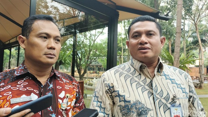 Plh Kapuspen Kemendagri, Aang Witarsa dan Asisten Staf Khusus Presiden bidang Komunikasi, Brigjen Azis Andriansyah (Astrid M/detikcom)