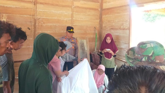 Polisi bersama warga mengevakuasi turis China yang kecelakaan saat berselancar di laut Jeneponto.