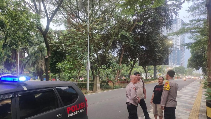 Polisi Investigasi Insiden Kaca Mobil Pecah Akibat Pelemparan Batu di Depok