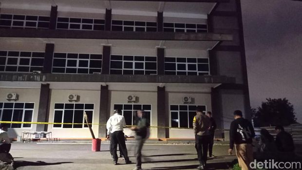 Polisi melakukan olah TKP insiden bongkahan tembok yang menimpa mahasiswa Universitas Perjuangan.