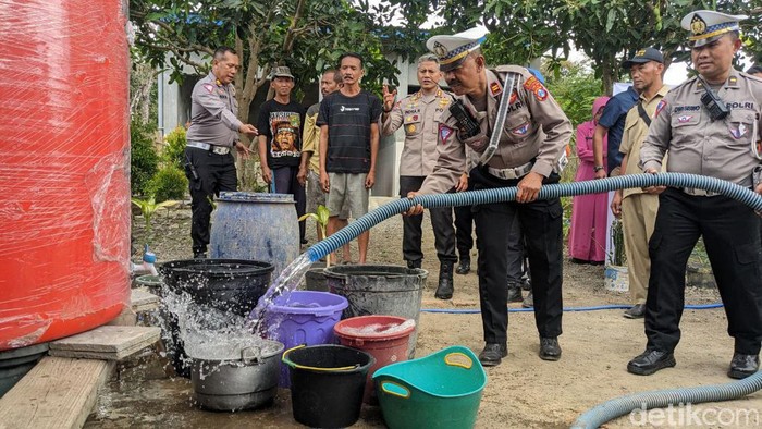 polisi salurkan air bersih ke desa kekeringan di trenggalek