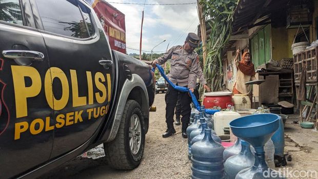 polisi salurkan air bersih ke desa kekeringan di trenggalek
