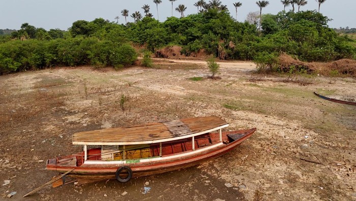 A drone picture shows floating houses and boats which are stranded due to the drought affecting the Rio Negro, the largest left tributary of the Amazon River, at the Cacau Pirera district in Iranduba, Amazonas state, Brazil September 2, 2024. REUTERS/Bruno Kelly