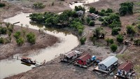 Kekeringan yang tercatat tahun lalu di Amazon dan curah hujan yang lebih sedikit dari biasanya sejak saat itu telah menyebabkan permukaan air sungai turun dengan cepat, menghambat navigasi tongkang yang membawa biji-bijian untuk diekspor dan memutus hubungan dengan masyarakat yang bergantung pada transportasi sungai.