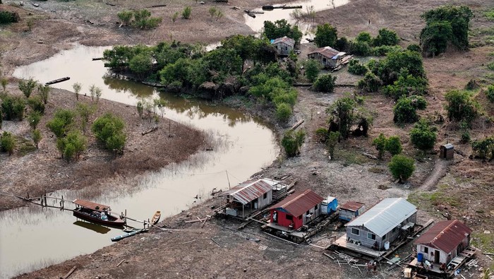 A drone picture shows floating houses and boats which are stranded due to the drought affecting the Rio Negro, the largest left tributary of the Amazon River, at the Cacau Pirera district in Iranduba, Amazonas state, Brazil September 2, 2024. REUTERS/Bruno Kelly