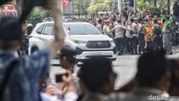 Pemimpin tertinggi umat katolik ini tiba menggunakan mobil putih yang dijaga ketat oleh pihak keamanan.