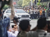 Potret Paus Fransiskus Tiba di Kedubes Vatikan