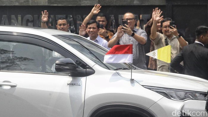 Potret Paus Fransiskus Tiba di Kedubes Vatikan Paus Fransiskus tiba di Kedutaan Besar (Kedubes) Vatikan untuk Indonesia pukul 12.25 WIB yang berada di Jalan Medan Merdeka Timur, Jakarta Pusat. Pemimpin tertinggi umat katolik ini tiba menggunakan mobil putih yang dijaga ketat oleh pihak keamanan.