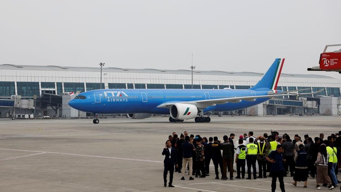 Potret Pesawat Komersil yang Ditumpangi Paus Fransiskus Menuju Indonesia A view of the papal plane on the day Pope Francis arrives at Soekarno-Hatta International Airport during his apostolic visit to Asia, in Tangerang near Jakarta, Indonesia, September 3, 2024. REUTERS/Willy Kurniawan