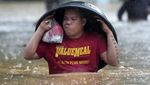 Potret Warga Filipina Menembus Banjir untuk Mengungsi
