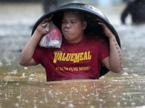 Potret Warga Filipina Menembus Banjir untuk Mengungsi