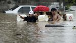 Potret Warga Filipina Menembus Banjir untuk Mengungsi