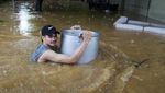 Potret Warga Filipina Menembus Banjir untuk Mengungsi