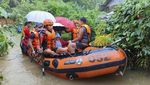 Potret Warga Filipina Menembus Banjir untuk Mengungsi