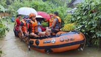 Perahu karet juga telah dikerahkan untuk mengevakuasi warga yang terjebak banjir. Philippine Coast Guard via AP.