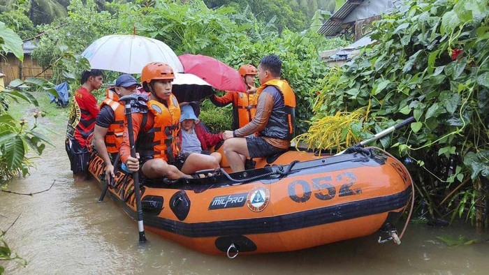 Potret Warga Menembus Banjir Setinggi Dada di Filipina Badai tropis Yagi menerjang wilayah Filipina dengan membawa hujan lebat yang memicu banjir, Senin (2/9/2024).