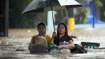 Potret Warga Filipina Menembus Banjir untuk Mengungsi
