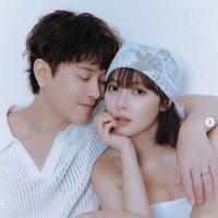 Kabar bahagia datang dari HyunA yang akan segera menikah dengan kekasihnya Yong Junhyung. Namun, foto prewedding yang dibagikannya hari ini, Selasa (3/9/2024) menuai kritik dari penggemar. Foto: dok. Instagram @hyunah_aa