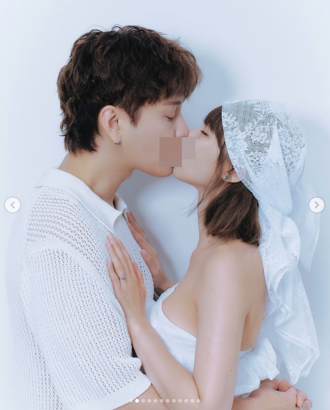 Beda dari yang lain. HyunA dan Yong Junhyung tak hanya memakai baju pengantin saat foto prewedding bahkan mengusung konsep yang sesuai dengan gaya masing-masing. Keduanya tak ragu memamerkan kemesraan dengan berciuman. Foto: dok. Instagram @hyunah_aa