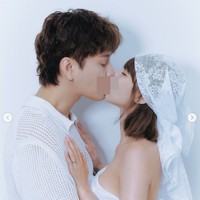 Beda dari yang lain. HyunA dan Yong Junhyung tak hanya memakai baju pengantin saat foto prewedding bahkan mengusung konsep yang sesuai dengan gaya masing-masing. Keduanya tak ragu memamerkan kemesraan dengan berciuman. Foto: dok. Instagram @hyunah_aa