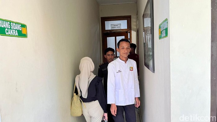 Pria Mojokerto yang menjual istrinya untuk threesome divonis 4 tahun bui