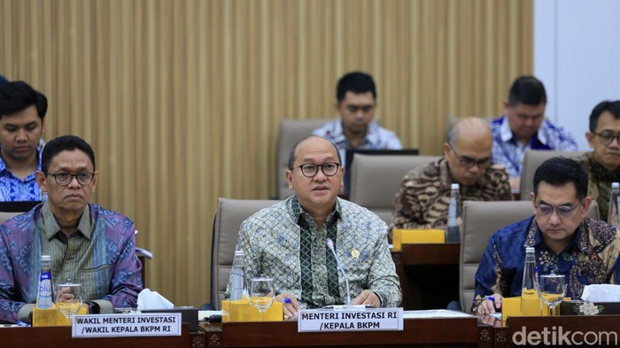 Menteri Investasi Rosan Roeslani mengikuti Raker perdana bersama Komisi VI DPR RI. Dalam rapat ini, ia meminta penambahan anggaran Rp 889 miliar.