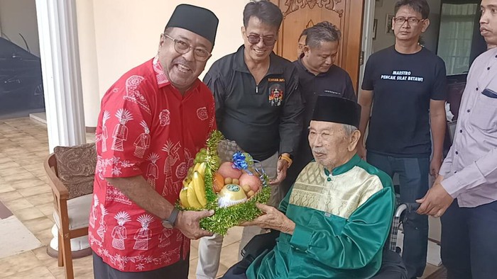 Bakal cawagub Jakarta, Rano Karno, menyambangi kediaman eks Wagub DKI Jakarta, Mayjen TNI (Purn) Eddie Marzuki Nalapraya, di Megamendung, Kabupaten Bogor, Jawa Barat.
