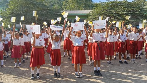 Ratusan siswa dan guru di Sekolah Dasar Inpres (SDI) Klatanlo, Kecamatan Wulanggitang, Kabupaten Flores Timur, NTT ikut menyambut kedatangan Paus Fransiskus ke Indonesia, Selasa (3/9/2024). (Dokumentasi SDI Klatanlo)