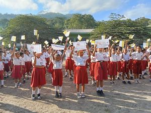 Ratusan Siswa dan Guru di Flores Timur Ikut Sambut Paus: Viva Papa Fransesco