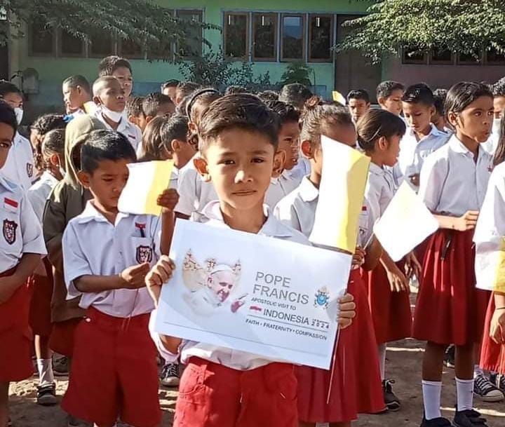 Ratusan siswa dan guru di Sekolah Dasar Inpres (SDI) Klatanlo, Kecamatan Wulanggitang, Kabupaten Flores Timur, NTT ikut menyambut kedatangan Paus Fransiskus ke Indonesia, Selasa (3/9/2024). (Dokumentasi SDI Klatanlo)