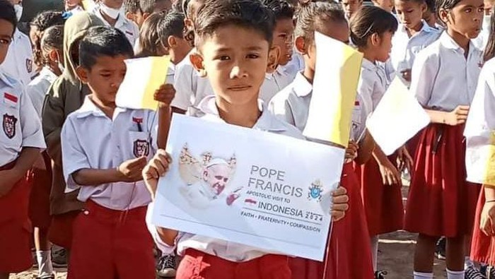 Ratusan siswa dan guru di Sekolah Dasar Inpres (SDI) Klatanlo, Kecamatan Wulanggitang, Kabupaten Flores Timur, NTT ikut menyambut kedatangan Paus Fransiskus ke Indonesia, Selasa (3/9/2024). (Dokumentasi SDI Klatanlo)