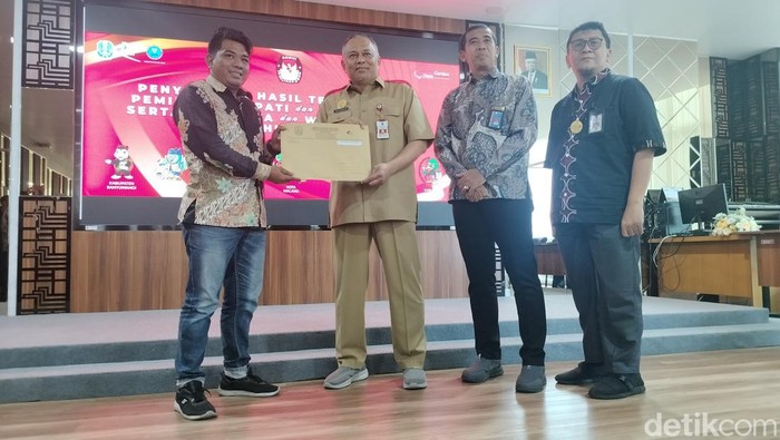 RSSA menyerahkan berkas hasil tes kesehatan bakal calon kepala dan wakil kepala daerah
