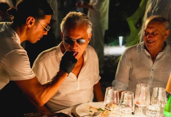 Salt Bae Dikritik Usai Jadi Chef di Pesta BBQ Penyanyi Legendaris