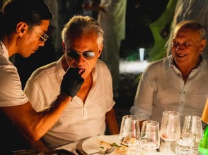Salt Bae Masak BBQ hingga Ciri Tempat Makan Enak dari Netizen