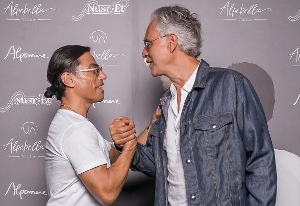 Salt Bae Dikritik Usai Jadi Chef di Pesta BBQ Penyanyi Legendaris